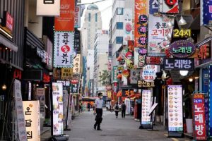U Južnoj Koreji ulica, reklame ljudi hodaju