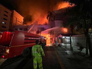 Najmanje deset ljudi izgubilo život u noći u kojoj je izbio veliki požar u hotelu s kockarnicom na granici Kambodže i Tajlanda