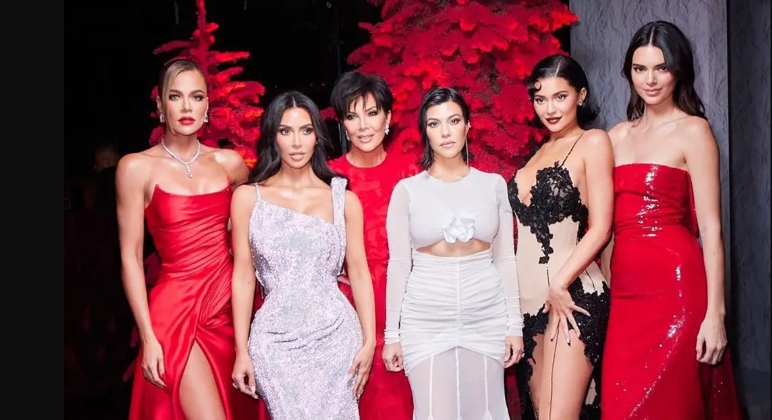Kim Kardashian na Instagramu je objavila porodične božićne fotografije, koje su u jedan dan skupile gotovo pet miliona lajkova.