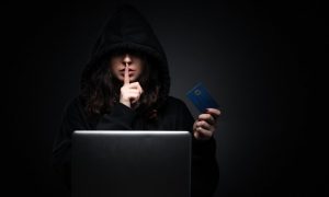 kreditne kartice haker sa karticom laptop crno