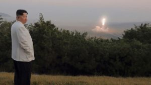 Sjeverna Koreja ispalila dvije balističke rakete Kim Jong Un gleda ispaljivanje vani na brdu bijela košulja crne hlače