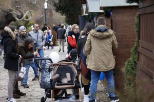 'Zimska čarolija' u Pionirskoj dolini u Sarajevu ljudi sa djecom