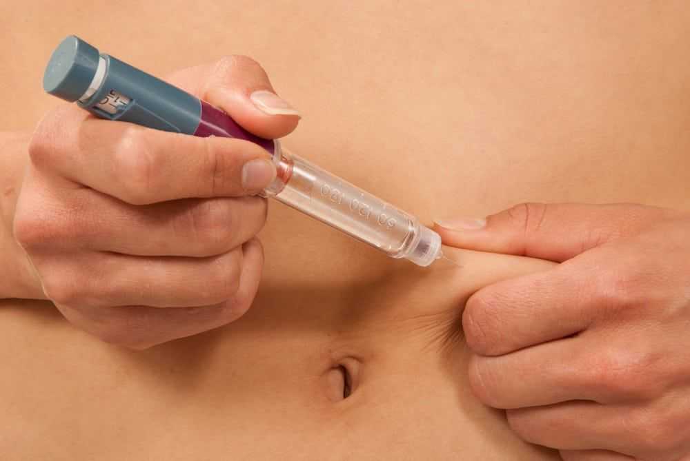 injekcijeod 13 eura žena sebi daje injekciju u stomak