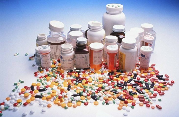neželjene reakcije na lijekove lijekovi u bočicama i tablete na bijeloj podlozi