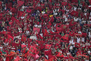 Svjetsko klupsko prvenstvo navijači Maroka na stadionu ogroman broj n akrcani jedan do drugog drže zastave i šalove dominira crvena boja stadion dan