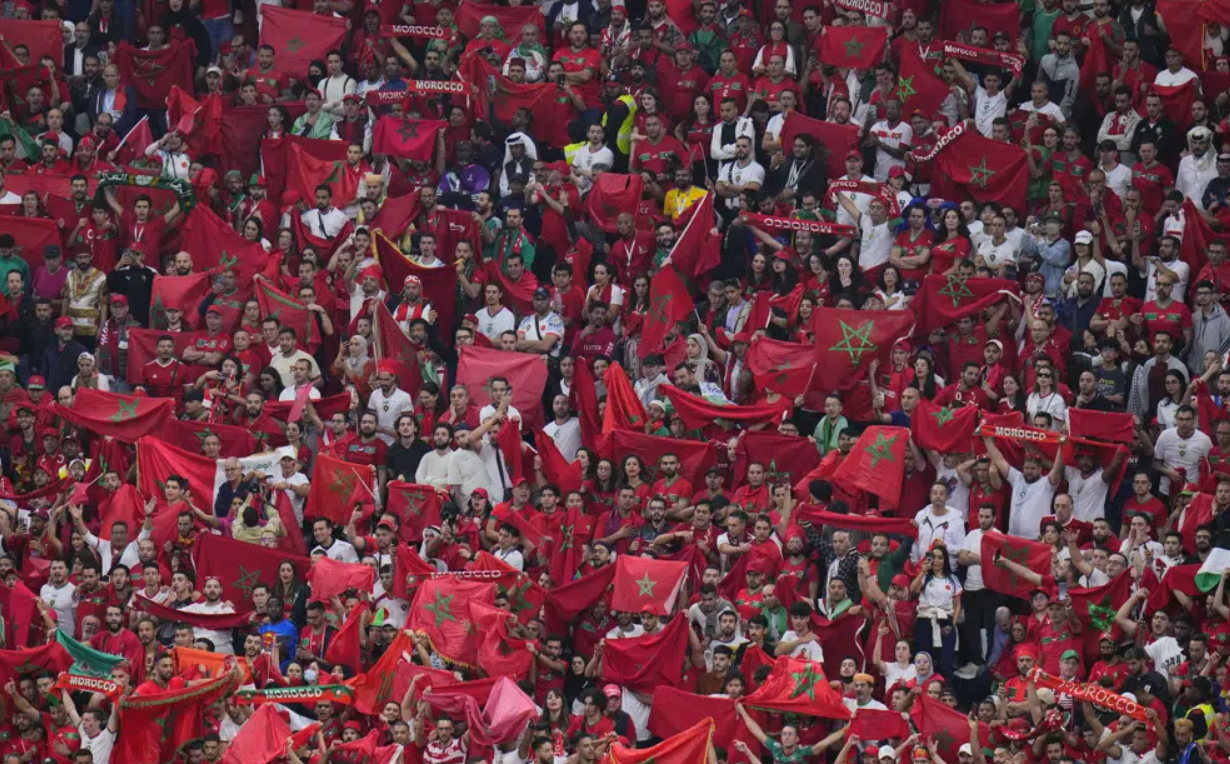 Svjetsko klupsko prvenstvo navijači Maroka na stadionu ogroman broj n akrcani jedan do drugog drže zastave i šalove dominira crvena boja stadion dan