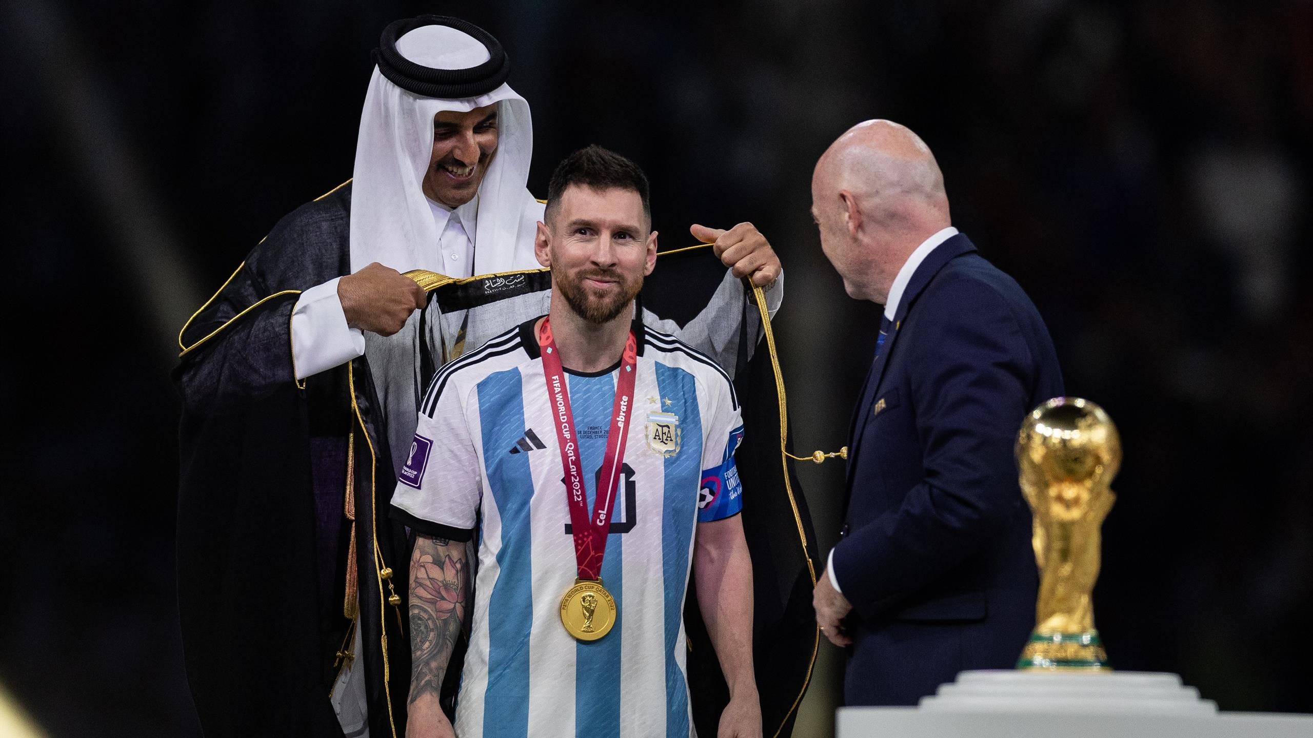 arapski ogrtač Messi je podigao trofej umotan u arapski ogrtač Infantino katarski emit messi trofej na stadionu
