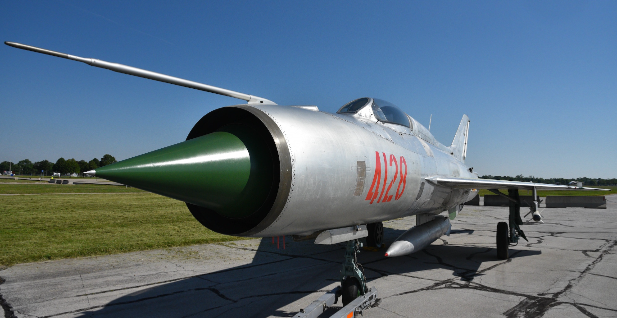 srušio se MiG na pisti plavo nebo