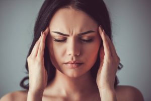 vašoj prehrani ženadrži ruke na čelu migrena