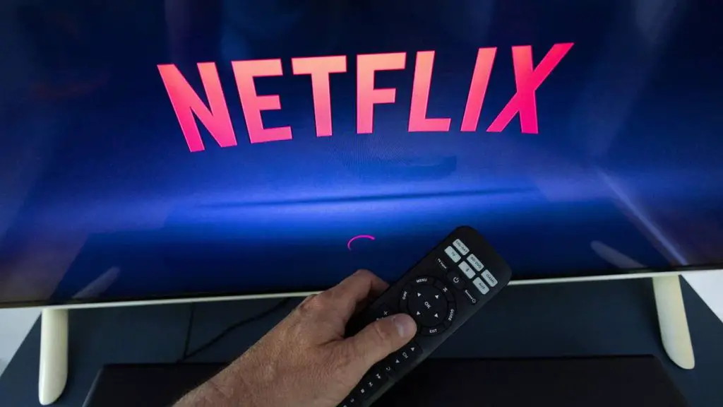 dijeljenja lozinki daljinski u ruci na televiziji logo netflix