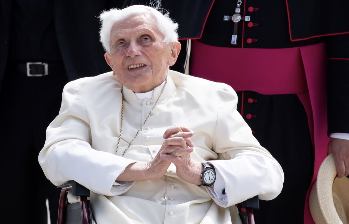 Saopćio je samostan Mater Ecclesiae nove informacije o zdravstvenom stanju bivšeg pape Benedikta XVI koji je u teškom stanju tri dana Benedikt XVI sjedi u stolici odjeven u bijelo sijed sklopljene ruke sat