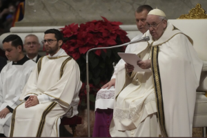 pohlepa i glad za moći papa franjo sjedi i govori oko njega sjede svećenici u bijelom