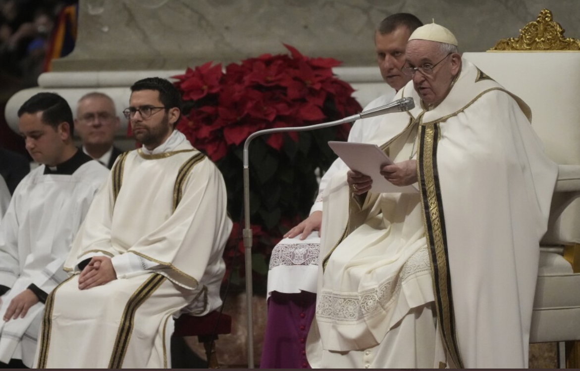 pohlepa i glad za moći papa franjo sjedi i govori oko njega sjede svećenici u bijelom
