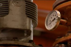 prirodnog gasa dotok će biti smanjen cijevi za plin narandžaste boje pored jedno mjerilo koje pokazuje pritisak poput sata s kazaljkama između 10 i 20 stoji jedna ogromna kao cijev sive boje