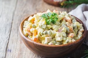 Šta je Nova godina bez ruske salate, jednostavnog jela koje se godinama priprema za kućne proslave novogodišnjih praznika