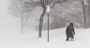 28 osoba osoba hoda kroz snijeg mećava