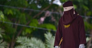 šerijatski odred za bičevanje žena u smeđem hidžabu zelenilo