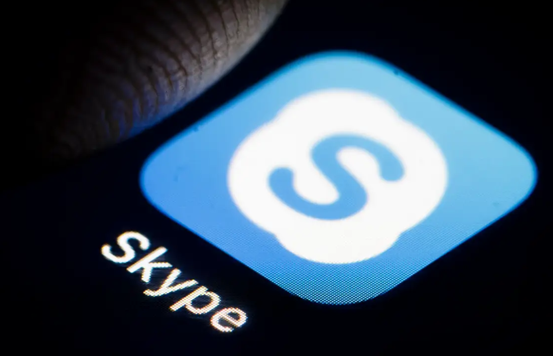 redizajnirao Skype logo i natpis skyp na crnom