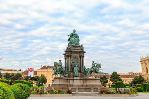 5 najdugotrajnijih carstava u historiji kip austrijske nadvojvotkinje i carice Svetog Rimskog Carstva, Marije Terezije.