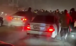 Potukli se policajci tuča u čečeniji masa muškaraca bijelu automobil