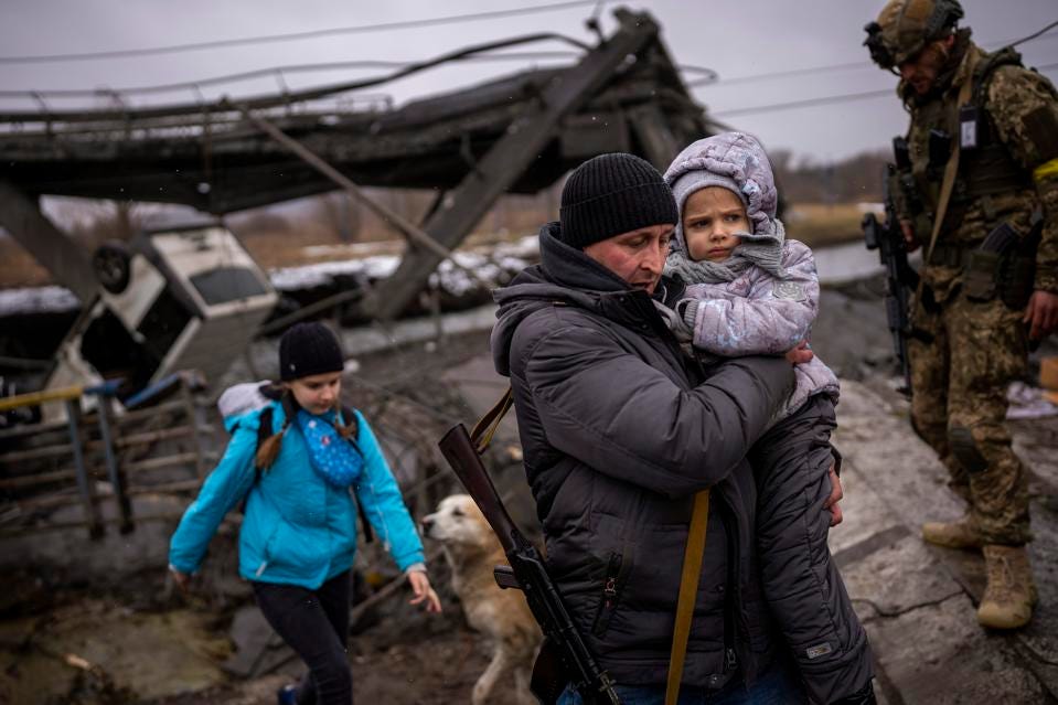 What happened in the world in 2022 vojnik nosi dijete ratište ukrajina