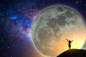 Pun Mjesec silueta žene ispred ljubičasta pozadina