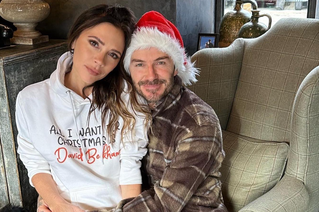 Victoria Beckham oduševila je na Instagramu objavom odjevena u bijelu majicu na kojoj piše: "Sve što želim za Božić je David Beckham."