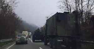topove i haubice kamioni vojske srbije u blizini granice sa Kosovom