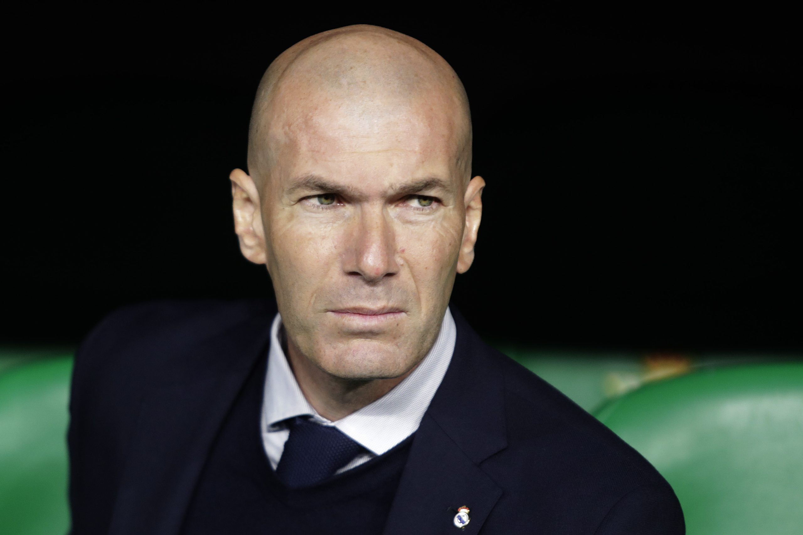 Legendarni Zinedine Zidane odbio doći na finale u Kataru crni sako bijela košulja ćelav