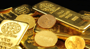 Goldman Sachs o zlatu zlato u kovanicama i polugama na gomili na engleskom jeziku ispisano po njemu svjetlo blica iza mrak