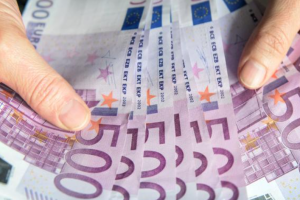 Bankari je zovu Bin Laden u rulama drži novčanice od 500 eura