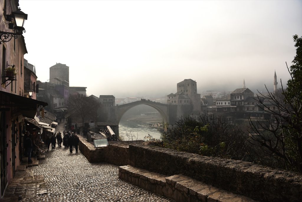 Nesvakidašnji prizori magla u Mostaru Stari most u izmaglici ljudi šetaju u sjeni dan