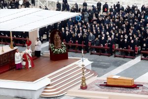 U Vatikanu je u toku posljednji ispraćaj bivšeg poglavara Katoličke crkve pape Benedikta XVI, koji je preminuo 31. decembra u 96. godini