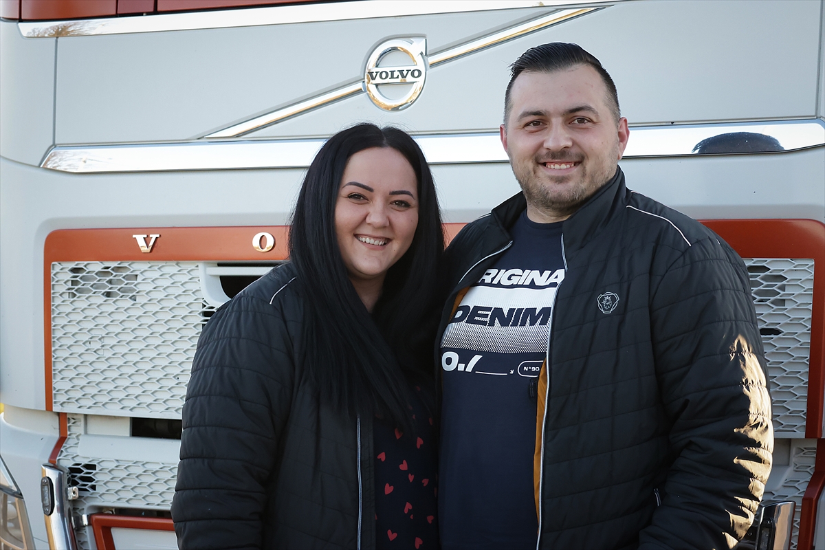Bračni par iz BiH Snežana i Đorđe Mandić, profesionalni vozači kamiona iz Gradiške, za godinu i po vozeći zajedno kamion po evropskim putevima prešli su 350.000 kilometara stoje ispred kamiona