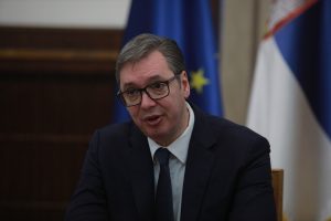 Aleksandar Vučić je naglasio da će večeras govoriti "o svim teorijama zavjere" i da će "svim neodgovornim ljudima sve objasniti".