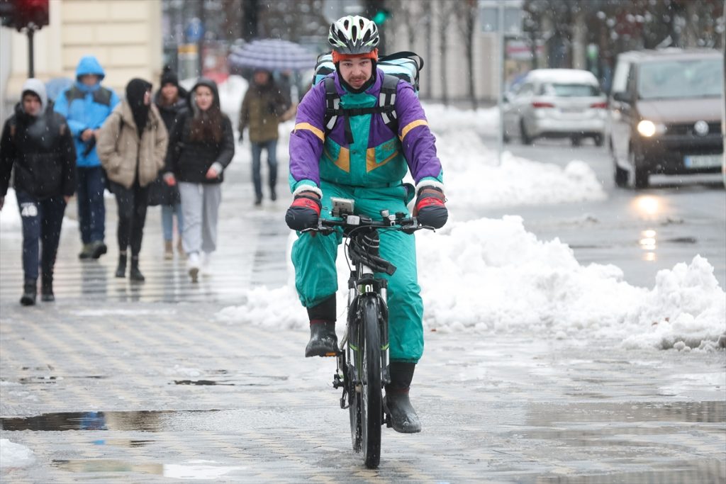 Snježne padavine muškarac vozi bicikl dostava okolo snijeg dan 