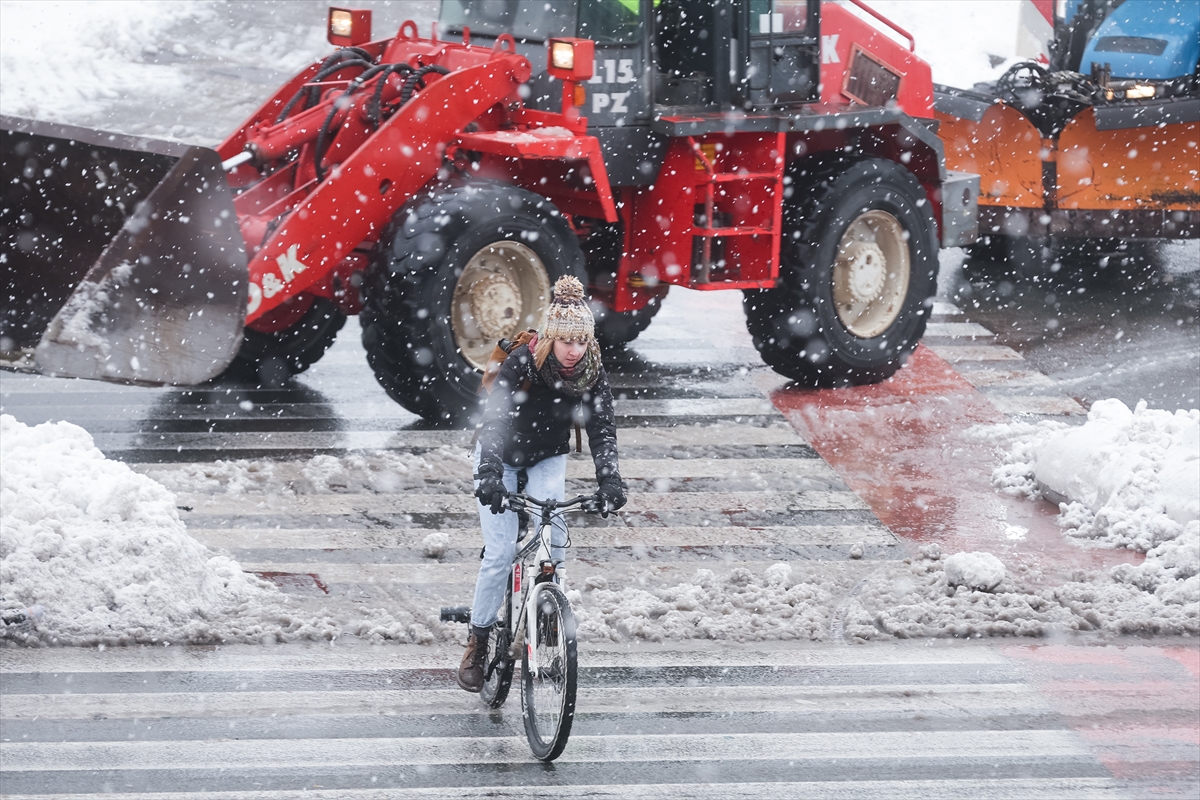 Veliki dio Slovenije zahvatile su snježne padavine, koje su dovele do problema u saobraćaju. To nije spriječilo Slovence da koriste biciklo