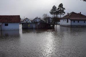 U Sjenici je zbog poplava proglašena vanredna situacija. Usljed obilnih padavina i otapanja snijega izlila se rijeka Grabovica poplavljene kuće