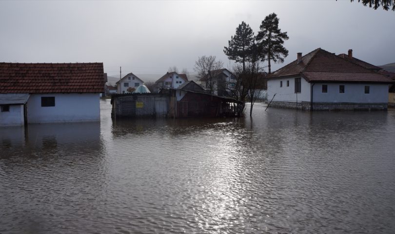 U Sjenici je zbog poplava proglašena vanredna situacija. Usljed obilnih padavina i otapanja snijega izlila se rijeka Grabovica poplavljene kuće