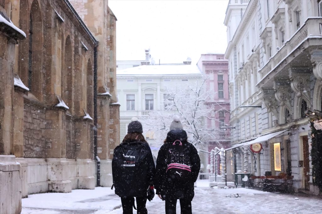 snježna idila u Sarajevu djeca šetaju dan snijeg svuda