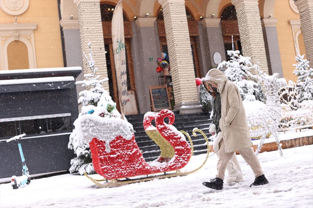 snježna idila u Sarajev saonice pod snijegom dan čovjek prolazi 