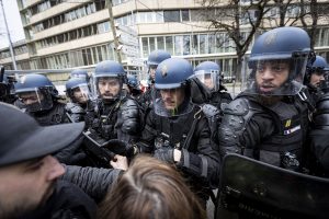 Francuska vlada neće povući kontroverznu penzionu reformu uprkos štrajkovima, masovnim protestima i nasilju u mnogim gradovima u zemlji.