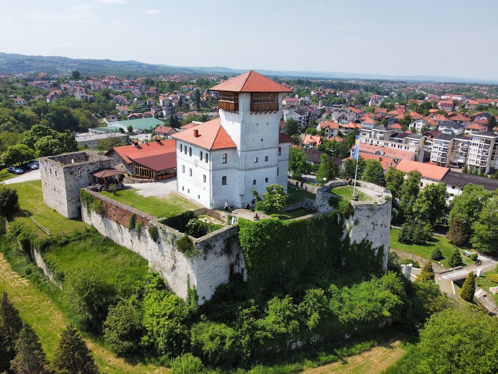 Temperature zraka u 13.00 sati: Bjelašnica i Zenica 4 stepena, Sarajevo 8, Livno i Mostar 9, Sanski Most 10 i Gradačac 16 stepeni.