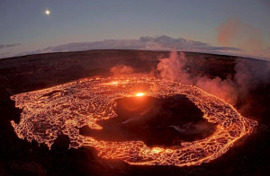 Eruptirao je vulkan na Havajima Kilauea, koji je u četvrtak ponovno počeo izbacivati vulkanske plinove. Saopćio je to Geološki zavod SAD