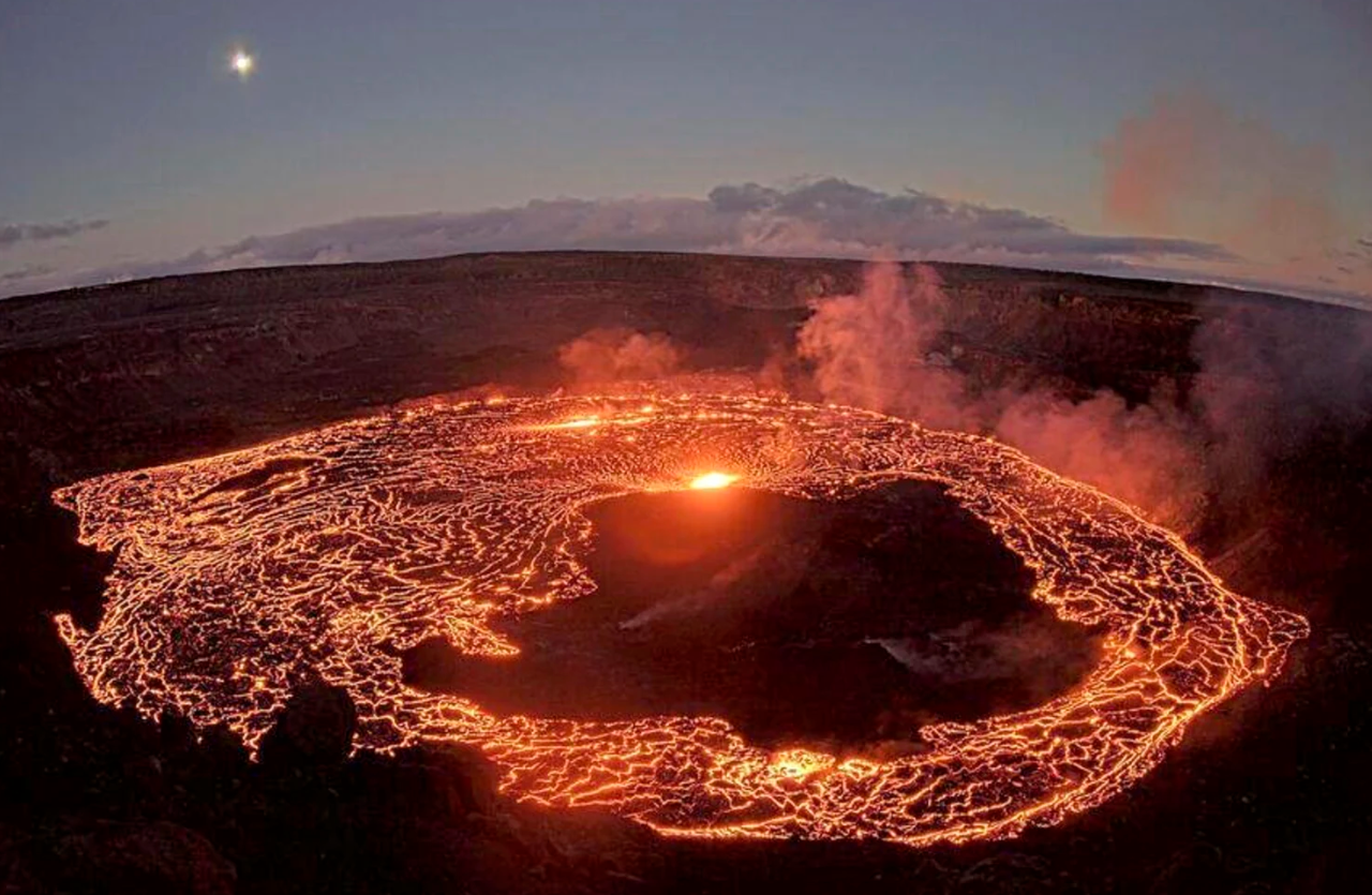 Eruptirao je vulkan na Havajima Kilauea, koji je u četvrtak ponovno počeo izbacivati vulkanske plinove. Saopćio je to Geološki zavod SAD