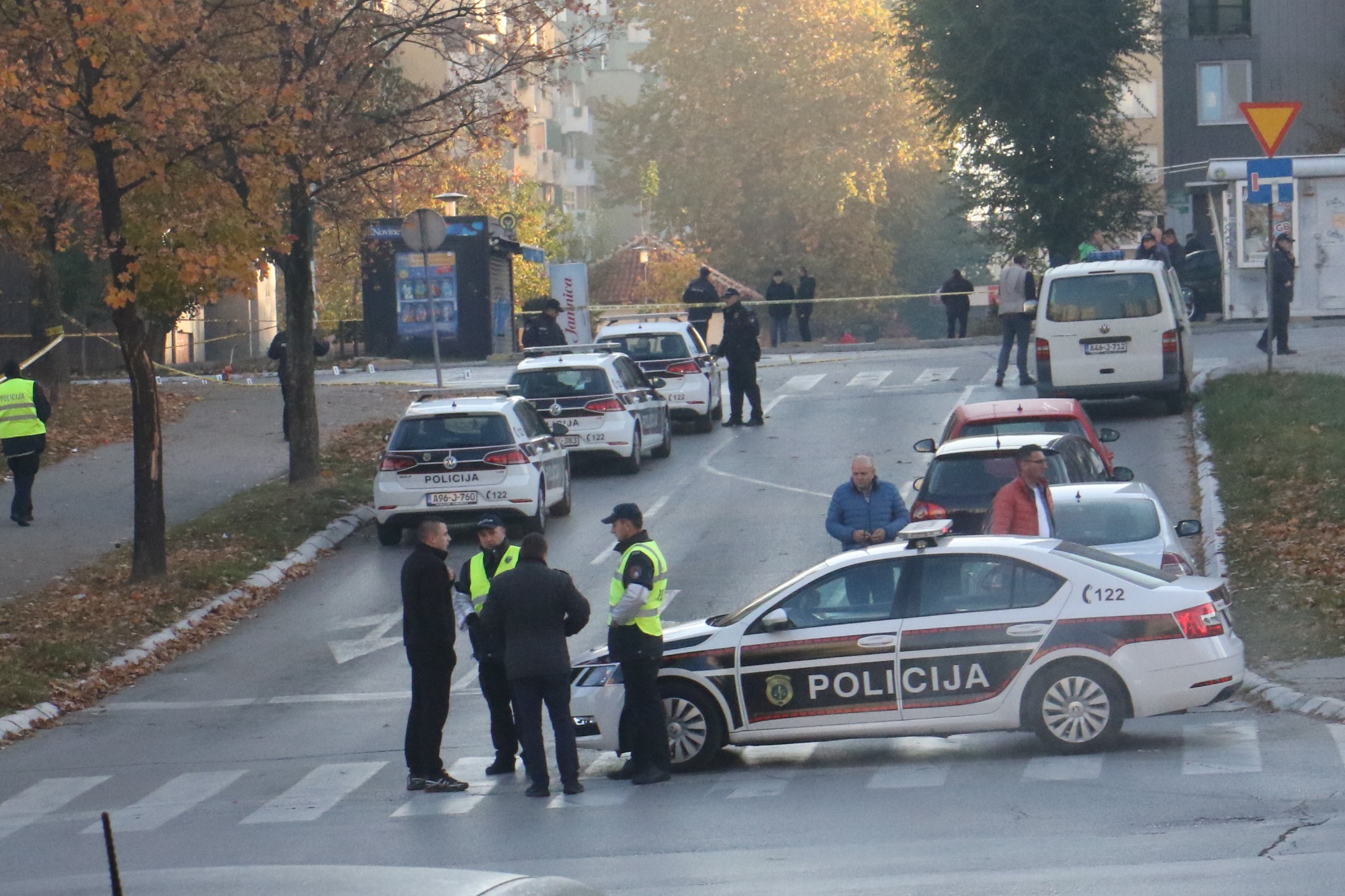 Ubistvo sarajevskih policajaca policijsko auto policajci žuta traka na mjestu ubistava