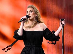 Adele progovorila o zdravlju adele na sceni pjeva mikrofon