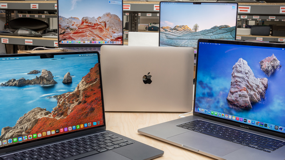 Steve Jobs apple laptopi na stolu
