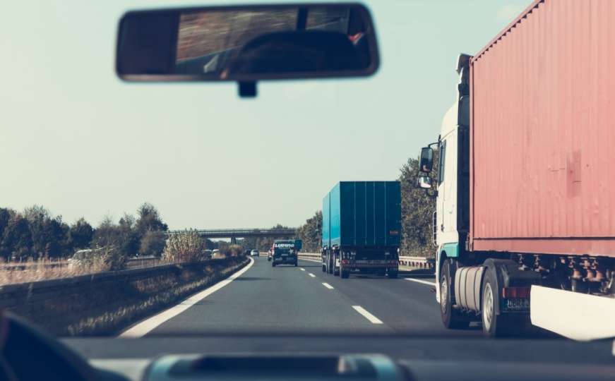 U Austriji porasle cijene vinjeta vožnja autoputom sunčan dan u denoj traci dva kamiona 