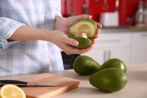 zdravlje bubrega žena drži avokado avokado na stolu